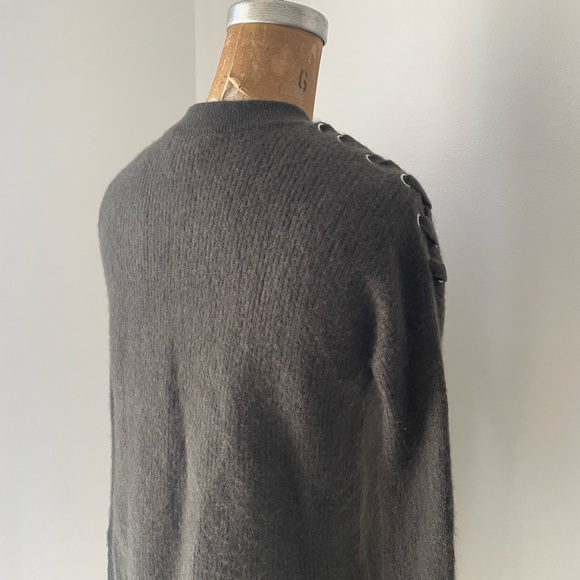 Gently pre-owned Bloomingdale’s cashmere sweater lace up shoulders gray-green S - Picture 9 of 10